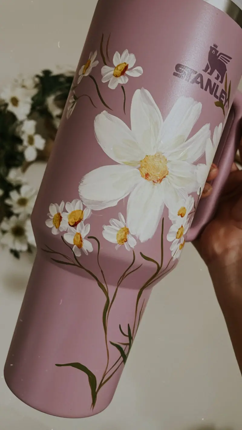 Lilac 40 Oz Stanley Quencher – Hand-Painted Wild Daisies 1